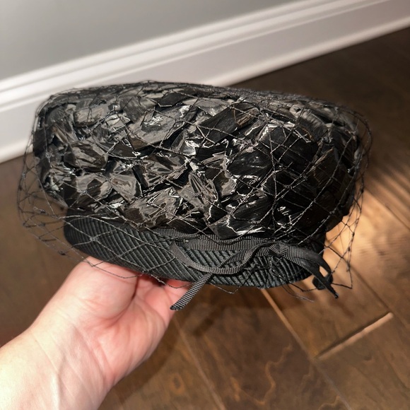 Vintage 1950’s Darcel Exclusive Black Pillbox Hat Woven Cello Straw Veil Ribbon - Picture 5 of 10